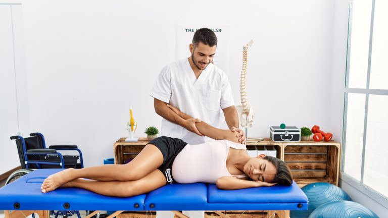 Kdy mohu začít cvičit sama a kdy pod dohledem fyzioterapeuta: Vše, co potřebujete vědět