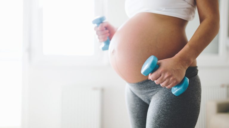 Kdy začít cvičit po spontánním porodu: Jakou pohybovou aktivitu zvolit a na co si dát pozor?